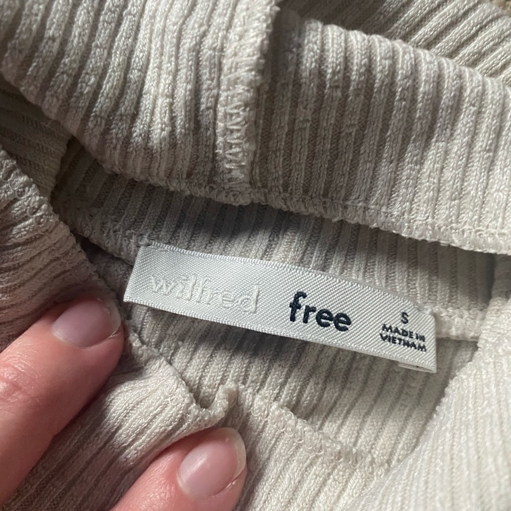 DISCONTINUED! Aritzia Wilfred Free Nova Turtleneck